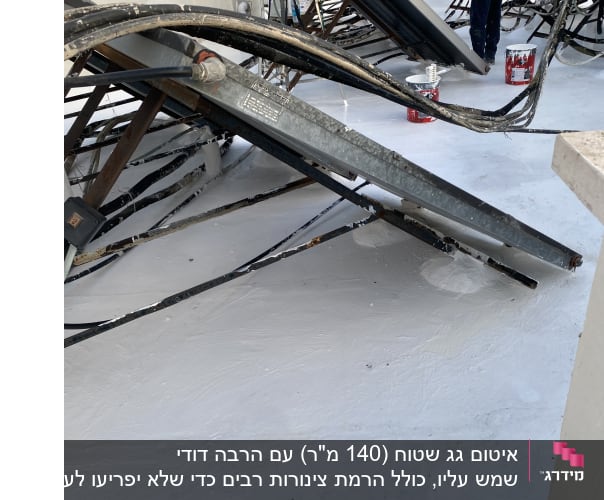 אדם מורח חומר איטום על גג עם מברשת
